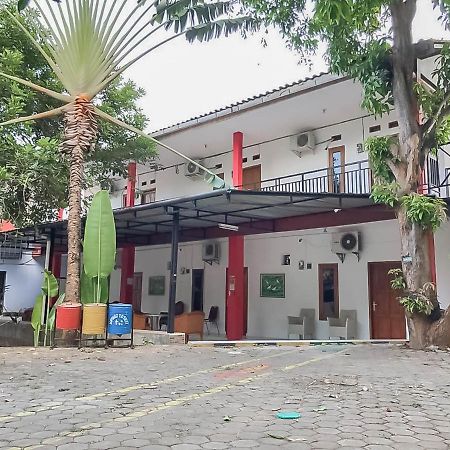 Rumah Panggung Guest House Syariah Mitra Reddoorz Cirebon Exteriör bild