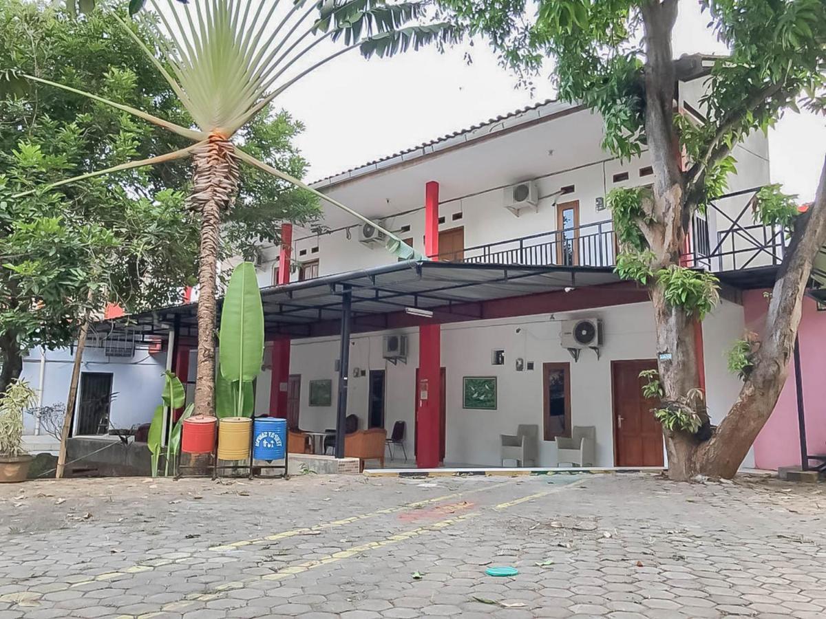 Rumah Panggung Guest House Syariah Mitra Reddoorz Cirebon Exteriör bild